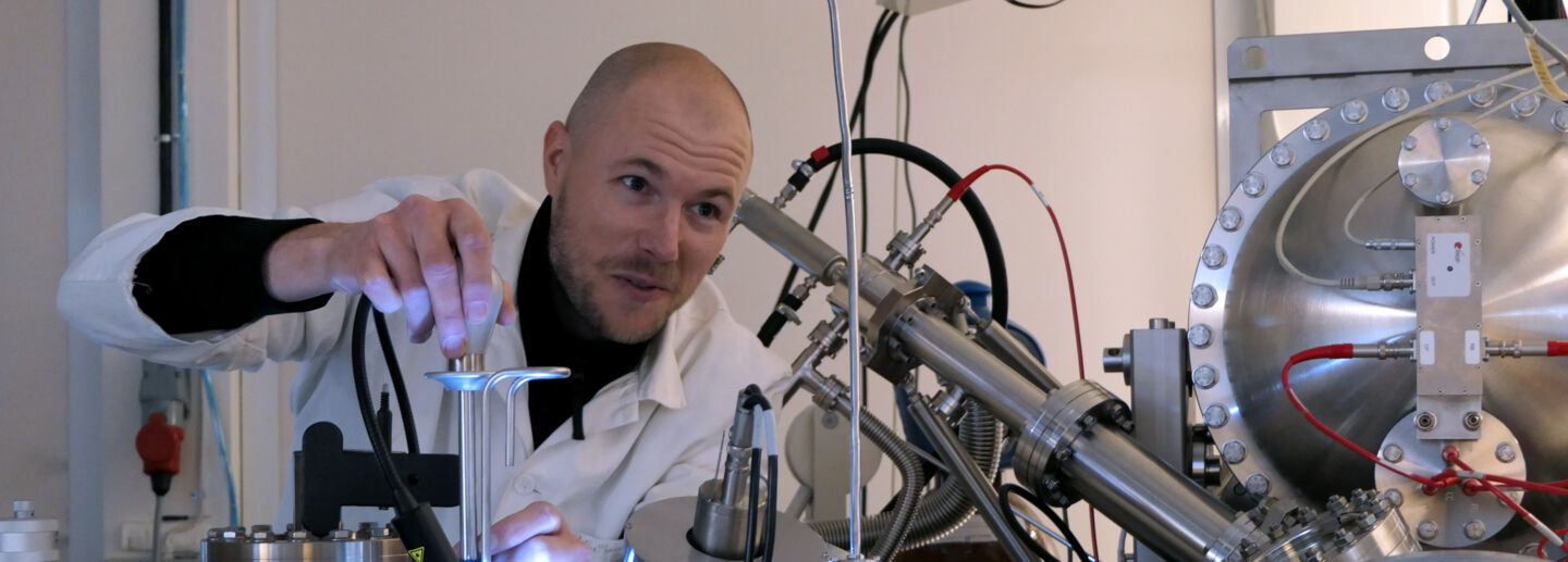 En person genomför experiment med avancerad utrustning.