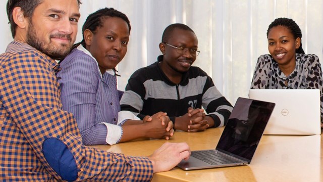 Martin Singull (i förgrunden) med doktorander som deltar i forskningssamarbetet med Afrika.