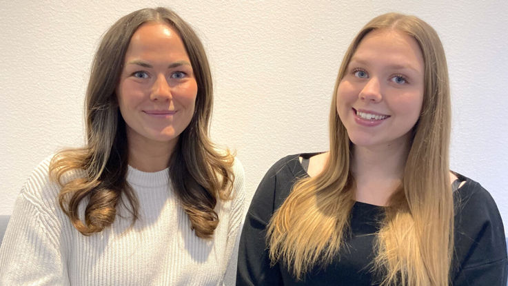 Ronja Dahllöf och Emeline Gidby studenter på Beteendevetenskaplig grundkurs.